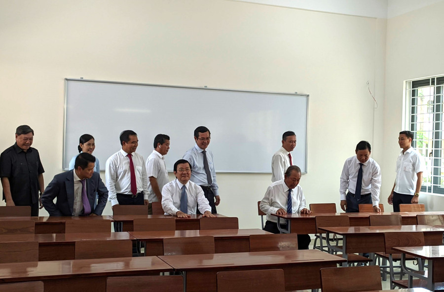 Nguyên Chủ tịch nước Trương Tấn Sang và Nguyên Phó Thủ tướng Trương Hòa Bình tham quan phòng học tại trường THPT Nguyễn Trung Trực.