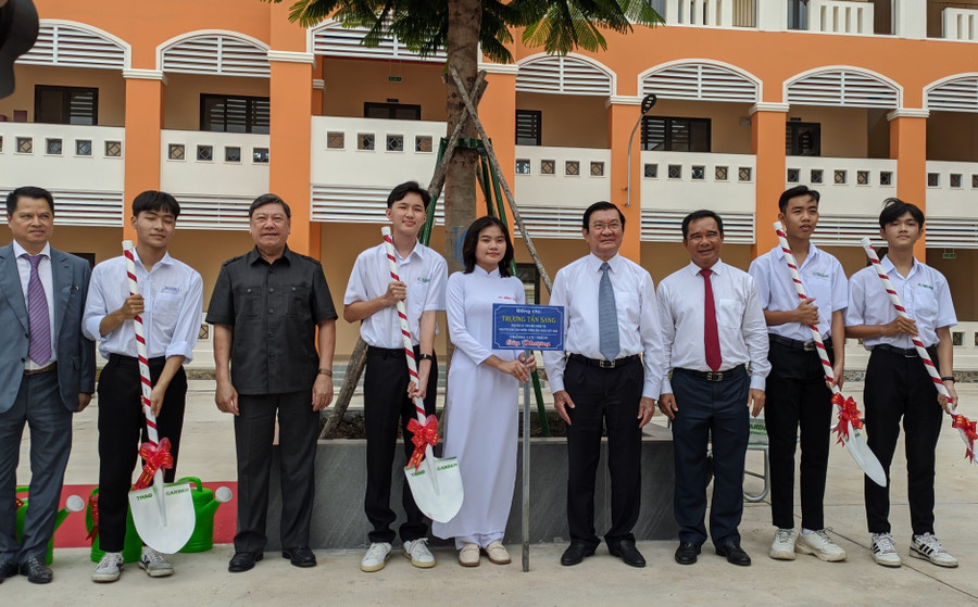 Nguyên Chủ tịch nước Trương Tấn Sang và các em học sinh trường THPT Nguyễn Trung Trực.