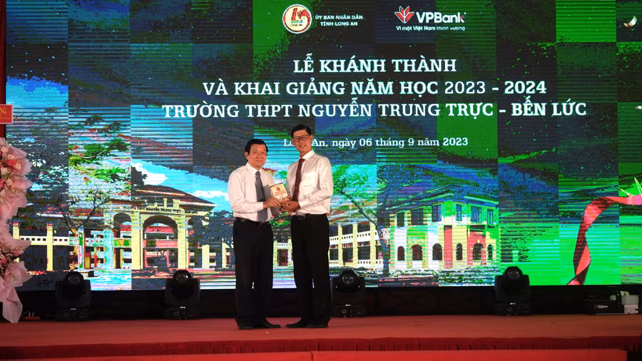 Nguyên Chủ tịch nước Trương Tấn Sang tặng sách cho Trường THPT Nguyễn Trung Trực. 