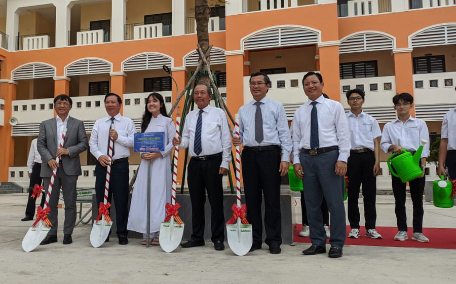 Nguyên Phó Thủ tướng Trương Hòa Bình và Thứ trưởng Bộ GD-ĐT Nguyễn Văn Phúc trồng cây lưu niệm tại trường THPT Nguyễn Trung Trực.