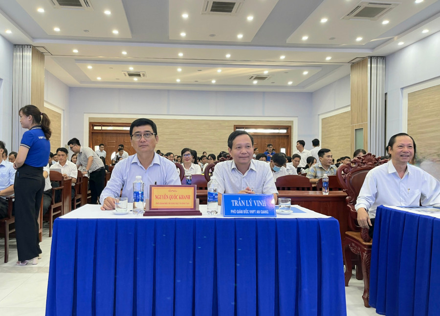 Đại biểu, cán bộ quản lý và giáo viên tham dự Tập huấn. Đại biểu, cán bộ quản lý và giáo viên tham dự Tập huấn.