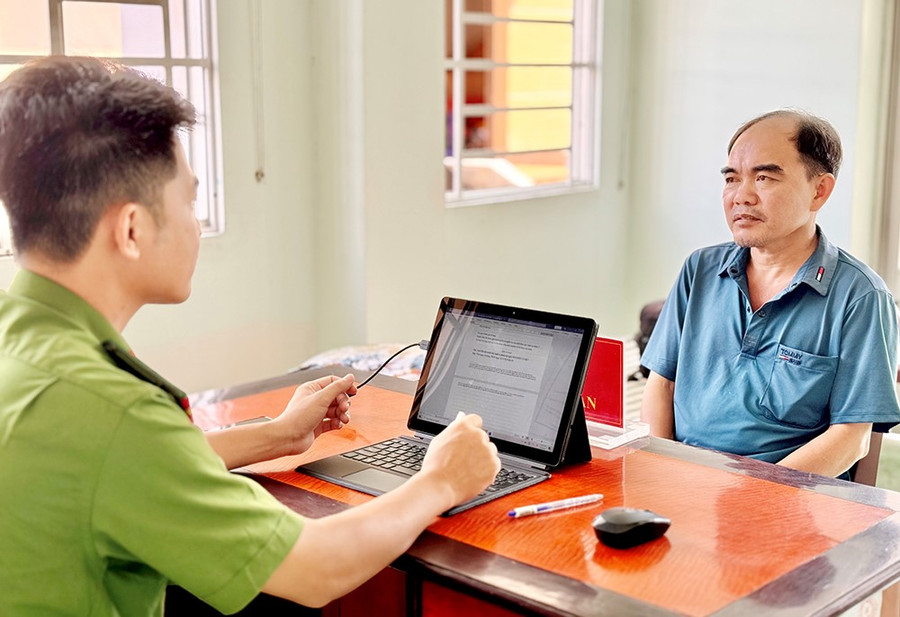 Người đàn ông vận chuyển trái phép tiền tệ qua biên giới bị bắt quả tang. (Ảnh: Tiến Tầm)