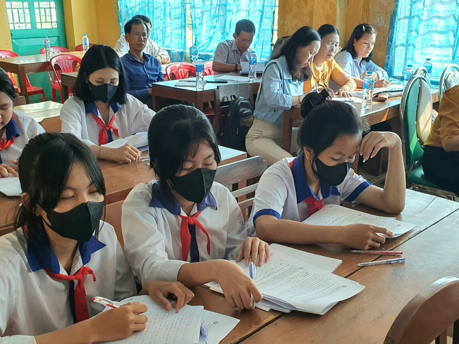 Đại biểu cùng dự giờ dạy thực nghiệm.