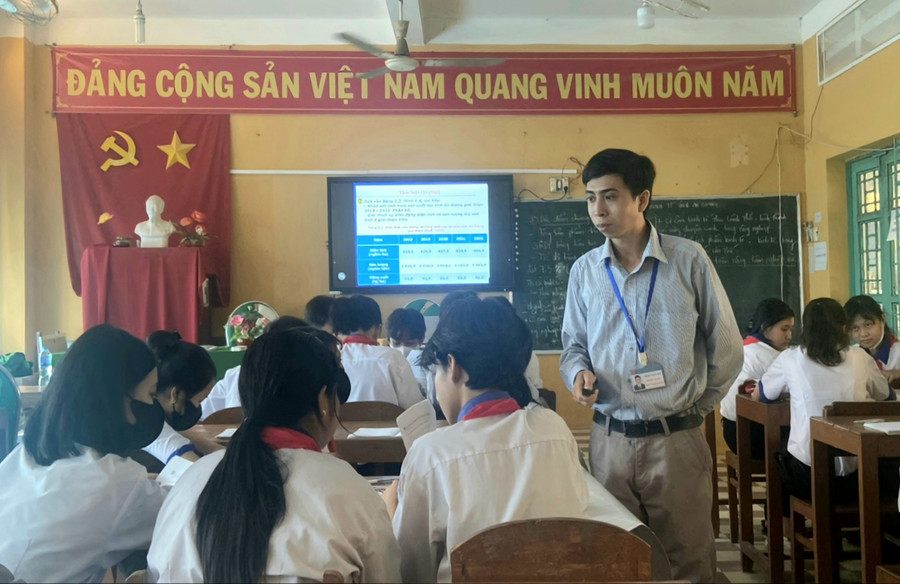 Giáo viên và học sinh thực hiện tiết dạy thực nghiệm Tài liệu GD địa phương lớp 9.