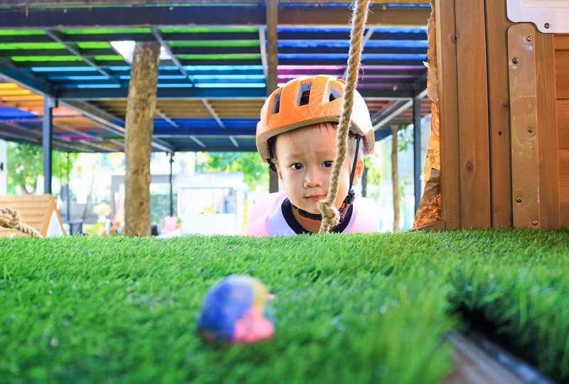 Trẻ sẽ tự tin hơn khi tham gia trò chơi mạo hiểm. Ảnh minh họa.