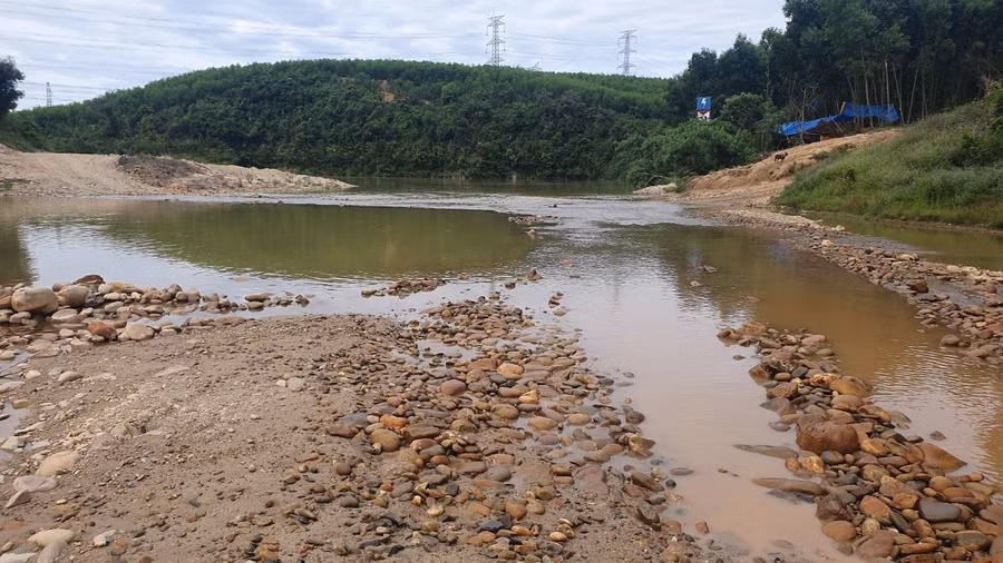 Phát hiện thi thể nam giới bên bờ suối, tạm giữ một phụ nữ để điều tra