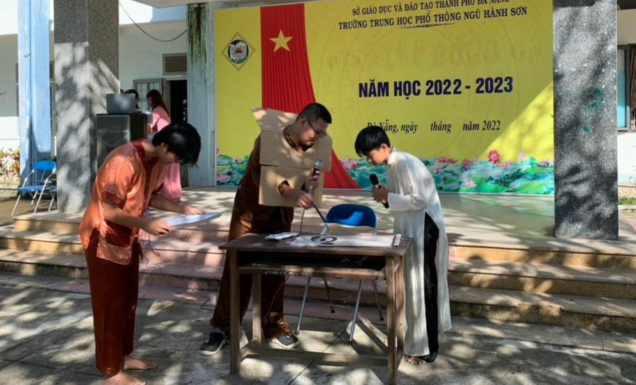 Sân khấu hoá: Chữ người tử tù (Nguyễn Tuân), cảnh Huấn Cao cho chữ viên quản ngục. Ảnh: NVCC