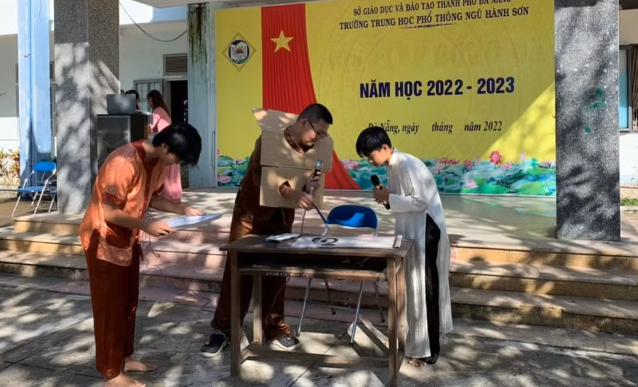 Sân khấu hoá: Chữ người tử tù (Nguyễn Tuân), cảnh Huấn Cao cho chữ viên quản ngục. Ảnh: NVCC