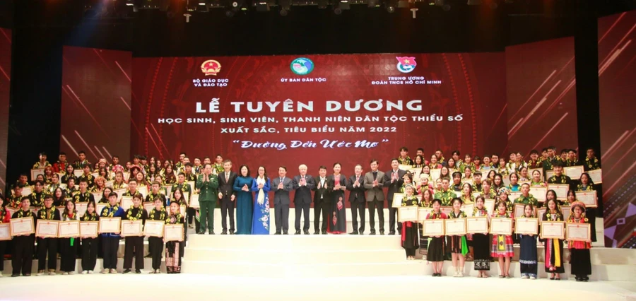 Lễ tuyên dương học sinh, sinh viên, thanh niên DTTS xuất sắc, tiêu biểu năm 2022. Ảnh: Ngô Chuyên