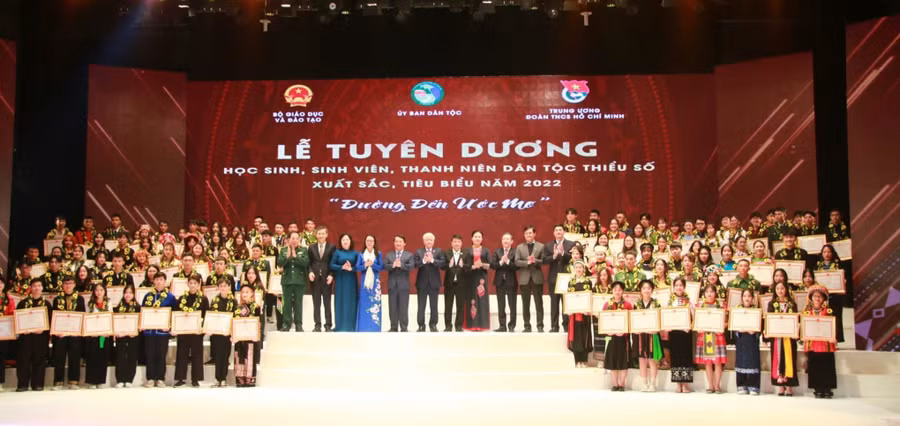 Lễ tuyên dương học sinh, sinh viên, thanh niên DTTS xuất sắc, tiêu biểu năm 2022. Ảnh: Ngô Chuyên
