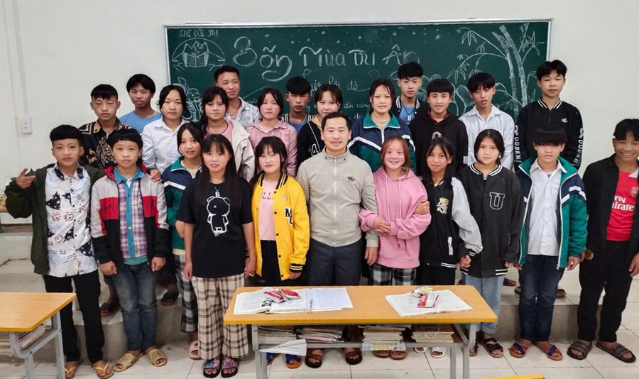Thầy Mua Mí Lầu và học sinh. Ảnh: NVCC Thầy Mua Mí Lầu và học sinh. Ảnh: NVCC
