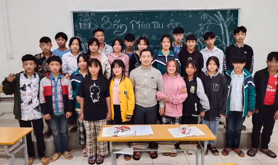 Thầy Mua Mí Lầu và học sinh. Ảnh: NVCC