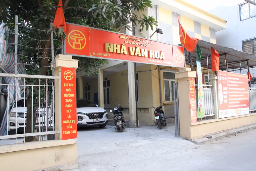 Hiện, bà Côi đang giảng dạy tại lớp học tình thương bên trong Nhà văn hóa khu dân cư số 2 (phường Tân Mai, quận Hoàng Mai, Hà Nội).