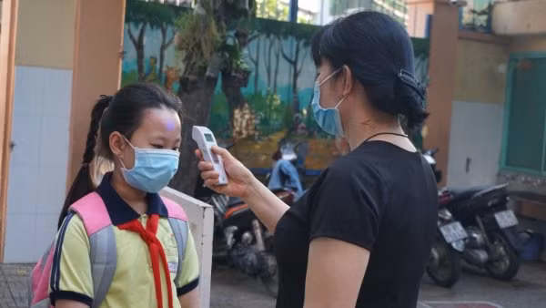 Học sinh TP.HCM trở lại trường sau thời gian nghỉ phòng dịch Covid-19 năm học 2020-2021. Ảnh minh họa 