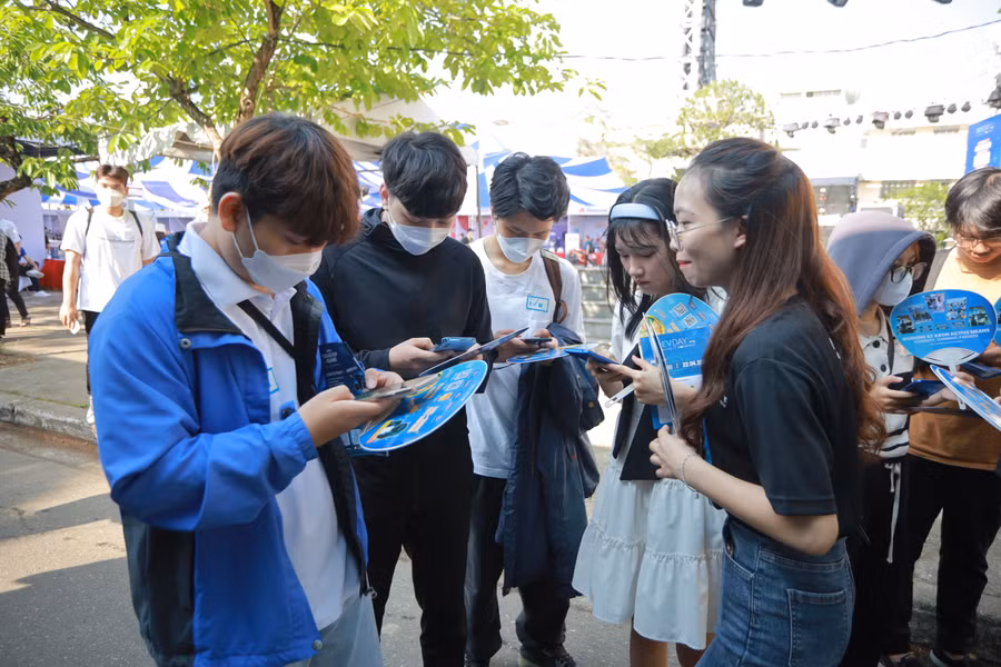 Sinh viên ngành Công nghệ thông tin tại Đà Nẵng có cơ hội tiếp cận công nghệ mới, cập nhật xu hướng công nghệ tại DevDay Đà Nẵng 2023để xây dựng lộ trình học tập phù hợp.