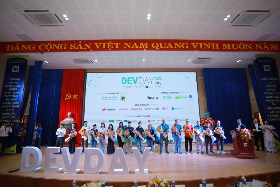 Ban tổ chức tặng hoa tri ân các doanh nghiệp công nghệ tham gia DevDay Đà Nẵng 2023 trong buổi khai mạc tại Trường ĐH Bách khoa - ĐH Đà Nẵng. Ban tổ chức tặng hoa tri ân các doanh nghiệp công nghệ tham gia DevDay Đà Nẵng 2023 trong buổi khai mạc tại Trường ĐH Bách khoa - ĐH Đà Nẵng.