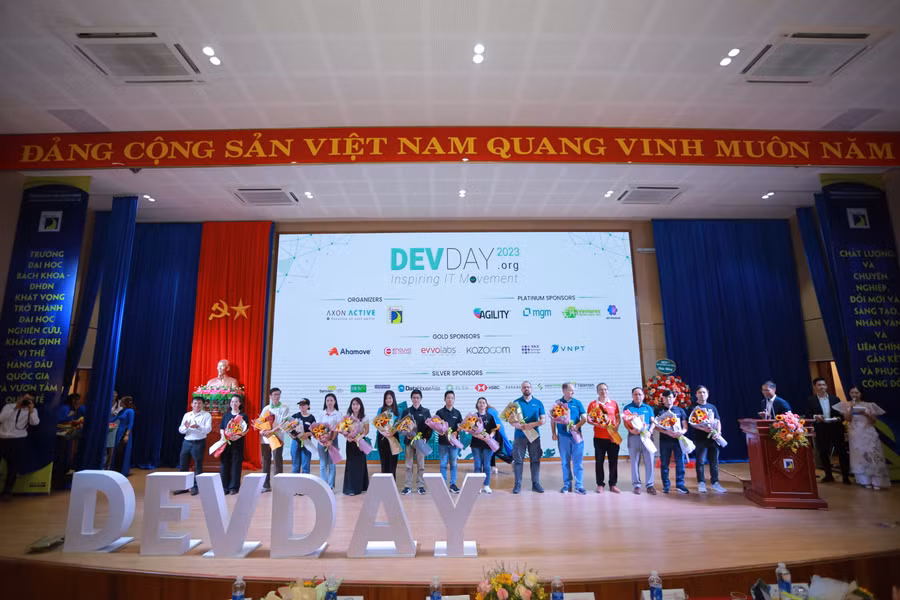 Ban tổ chức tặng hoa tri ân các doanh nghiệp công nghệ tham gia DevDay Đà Nẵng 2023 trong buổi khai mạc tại Trường ĐH Bách khoa - ĐH Đà Nẵng.