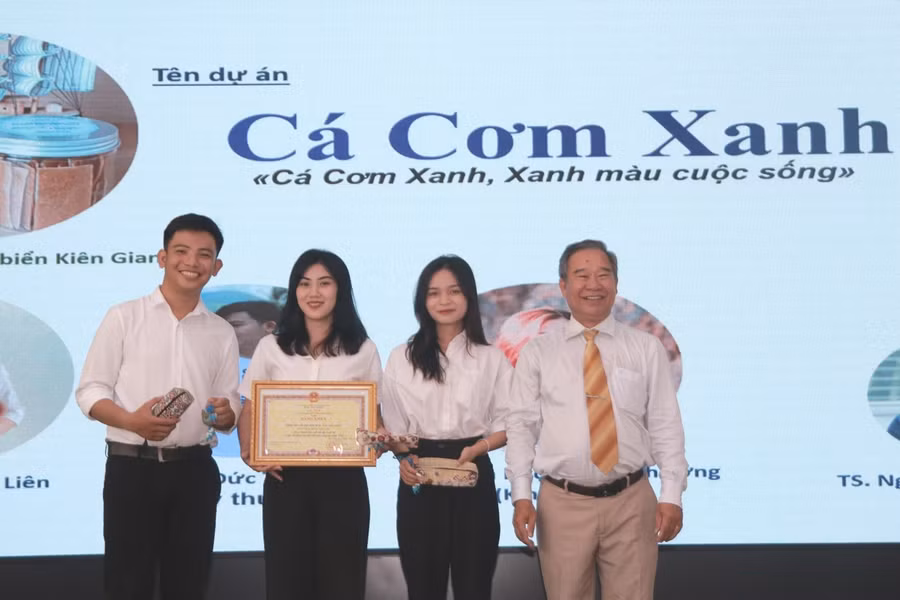 Trao Bằng khen của Chủ tịch UBND tỉnh Kiên Giang cho 2 tập thể đạt thành tích xuất sắc tại các cuộc thi khởi nghiệp đổi mới sáng tạo năm 2022.