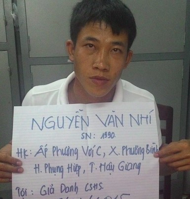 Giả danh cảnh sát chặn xe để ra oai - Ảnh 1 Giả danh cảnh sát chặn xe để ra oai - Ảnh 1