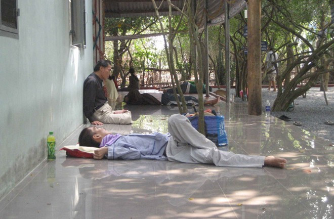 Bệnh nhân bị bệnh nan y cũng tìm đến đây. Dù không có bất kỳ nghiên cứu y học nào cho rằng có khả năng chữa bệnh và nhiều lần bị các ngành chức năng lập biên bản buộc phải đình chỉ hoạt động nhưng “Khu vườn kỳ lạ” vẫn tồn tại hơn 10 năm qua. Nhiều bệnh nhân bị bệnh nan y cũng tìm đến đây. Mặc dù không có bất kỳ nghiên cứu y học nào cho rằng có khả năng chữa bệnh và nhiều lần bị các ngành chức năng lập biên bản buộc phải đình chỉ hoạt động nhưng “Khu vườn kỳ lạ” vẫn thản nhiên tồn tại hơn 10 năm qua.