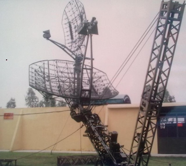Radar Kasta-2E2 của Việt Nam: “Vợt” gần đang được triển khai trên tháp cao 50 m, “vợt” xa cao 14 m đặt trên xe . Ảnh: Quân đội nhân dân Radar Kasta-2E2 của Việt Nam: “Vợt” gần đang được triển khai trên tháp cao 50 m, “vợt” xa cao 14 m đặt trên xe . Ảnh: Quân đội nhân dân