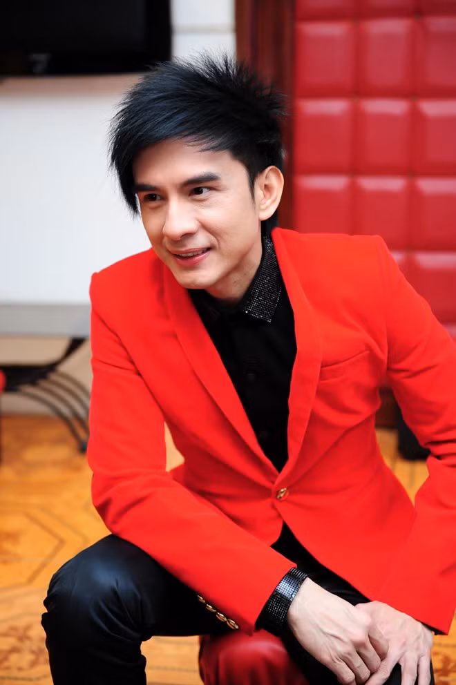 "Hạnh phúc chỉ hai người biết là đủ, đâu cần hô hào lên làm gì". Nhập mô tả cho ảndh