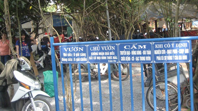 Những quy định được treo ở cửa chính của "khu vườn kỳ lạ". Những qui định được treo ở cửa chính của khu vườn.