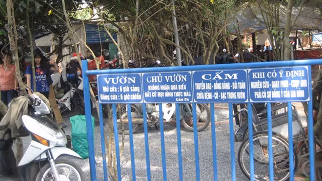 Những qui định được treo ở cửa chính của khu vườn.