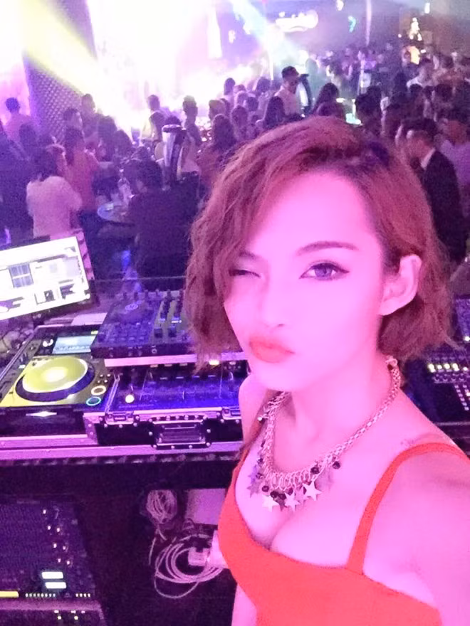 Những bạn trẻ làm việc xuyên đêm giao thừa