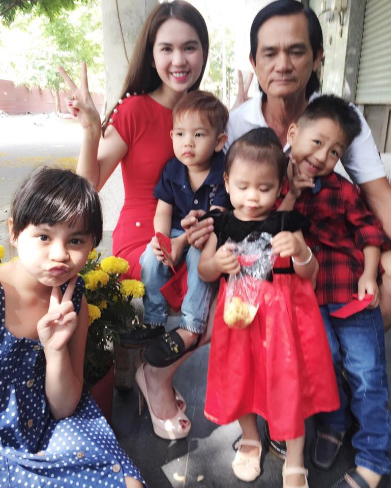 Ngọc Trinh khoe ảnh về quê ăn Tết với bố mẹ
