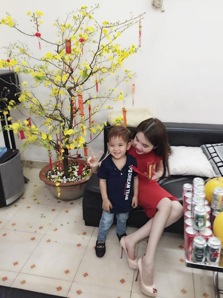 Ngọc Trinh khoe ảnh về quê ăn Tết với bố mẹ