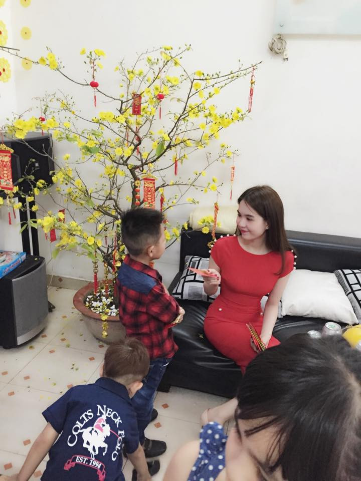 Ngọc Trinh khoe ảnh về quê ăn Tết với bố mẹ