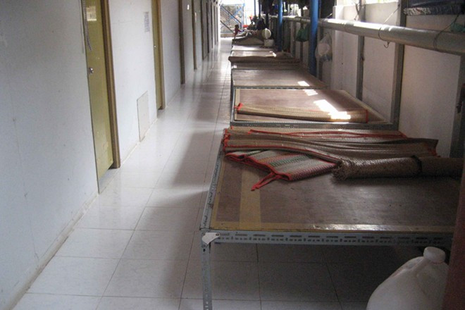 Những chiếc giường này được cho thuê 15.000 đồng mỗi đêm. Những chiếc giường này được cho thuê 15.000 đồng mỗi đêm.