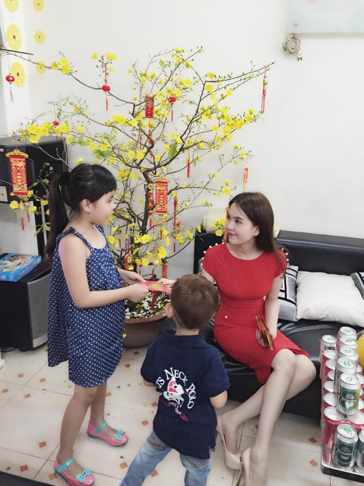 Ngọc Trinh khoe ảnh về quê ăn Tết với bố mẹ