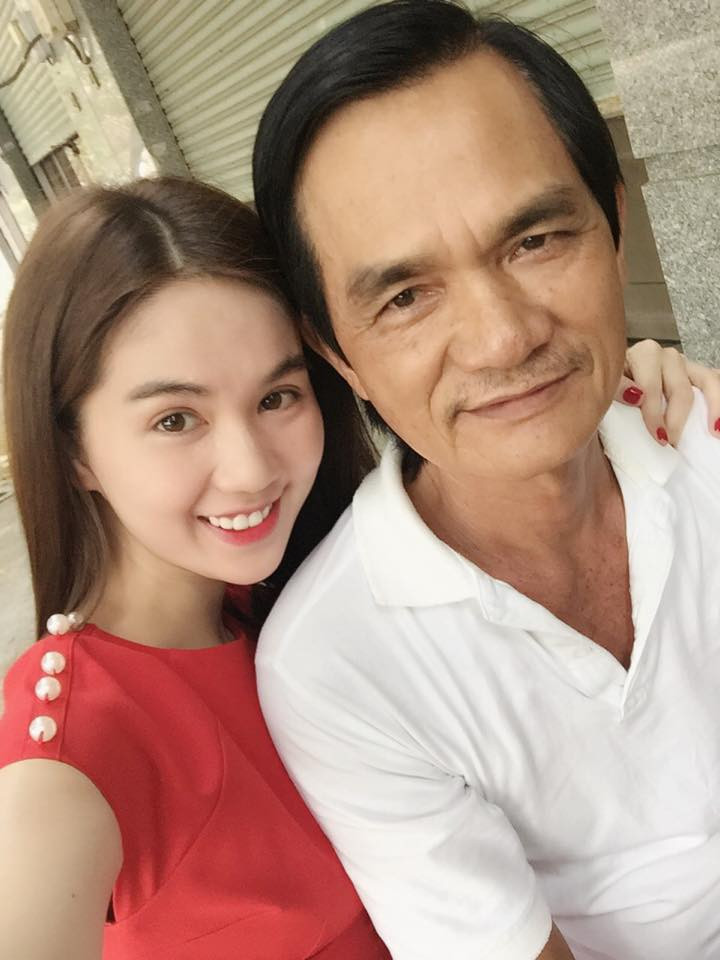 Ngọc Trinh khoe ảnh về quê ăn Tết với bố mẹ