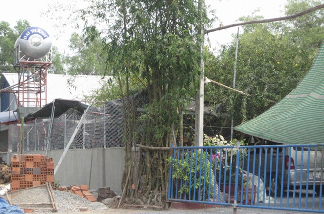 Phuy chứa nước của khu vườn này cũng bình thường như bao thiết bị chứa nước khác trong dân nhưng được cho là chứa "nước thiêng", trị được nhiều loại bệnh. Thiết bị chứa nước mày của kh vườn này cũng bình thường như bao thiết bị chứa nước khác trong dân nhưng được cho là chứa