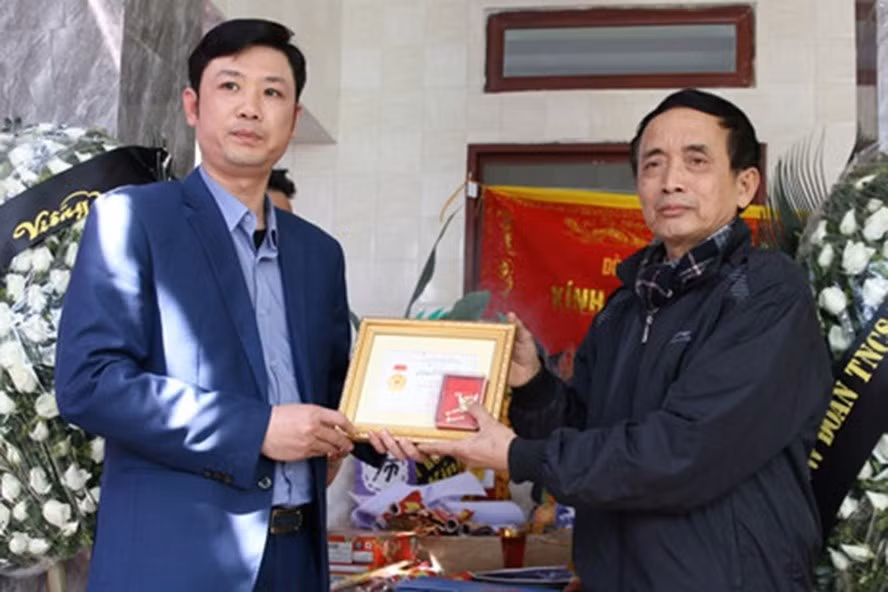 Bí thư Tỉnh đoàn Thanh Hóa Lê Văn Trung trao Huy hiệu Tuổi trẻ dũng cảm truy tặng sinh viên Hoàng Đức Hải cho gia đình (ở xã Hải Ninh, huyện Tĩnh Gia) vì hành động quên mình cứu người. Ảnh: ZING