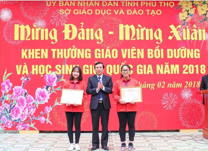 Lương Mỹ Hoa (ảnh phải) nhận bằng khen từ Giám đốc Sở GD&ĐT Phú Thọ Lương Mỹ Hoa (ảnh phải) nhận bằng khen từ Giám đốc Sở GD&ĐT Phú Thọ