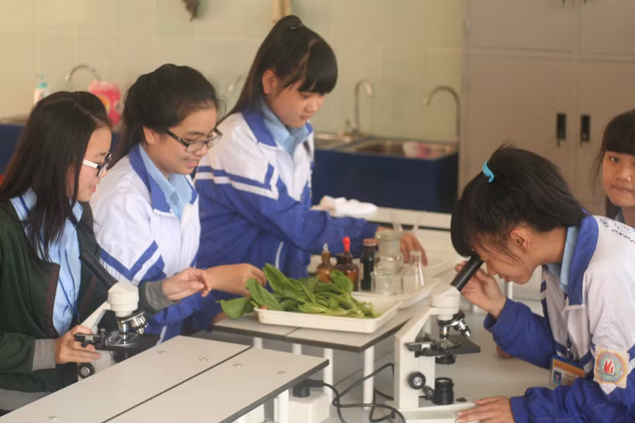 Kinh nghiệm trường chuyên nâng chất học sinh nghiên cứu khoa học