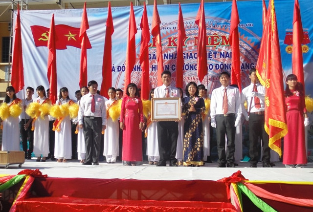 Trường THPT Tháp Mười nhận Huân chương Lao động hạng nhất