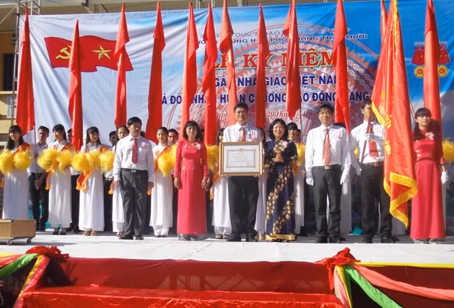 Trường THPT Tháp Mười nhận Huân chương Lao động hạng nhất