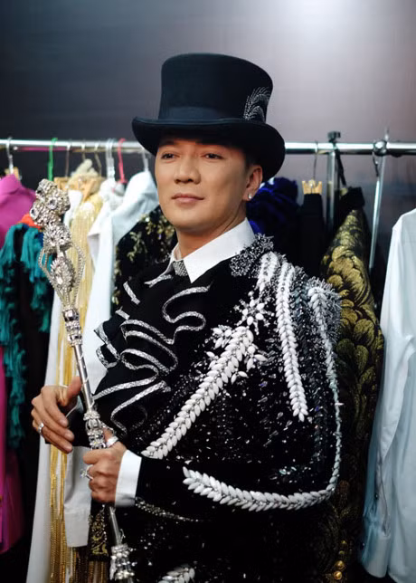 Hau truong liveshow 12 ty cua Mr. Dam co gi? - Anh 3