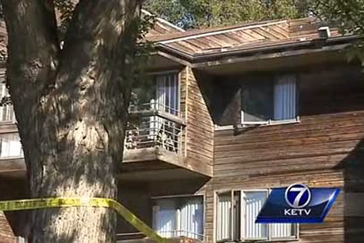 Cô gái 16 tuổi sinh con trong phòng ngủ rồi ném qua cửa sổ