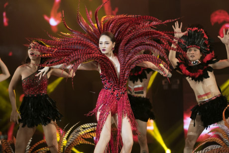 Hồ Ngọc Hà khoe lưng trần, nồng nàn quyến rũ Đàm Vĩnh Hưng - Ảnh 7 Ho Ngoc Ha khoe lung tran, nong nan quyen ru Dam Vinh Hung - Anh 7