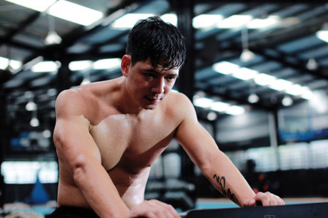 Choáng vì body như lực sĩ của Ưng Hoàng Phúc và loạt sao nam Việt - Ảnh 11 Choang vi body nhu luc si cua Ung Hoang Phuc va loat sao nam Viet - Anh 11