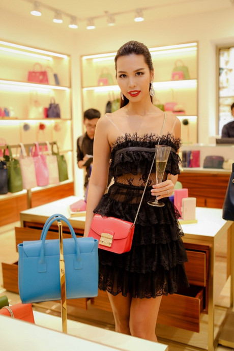 Hà Anh đọ vẻ gợi cảm với Trang Khiếu - Ảnh 7 Ha Anh do ve goi cam voi Trang Khieu - Anh 7