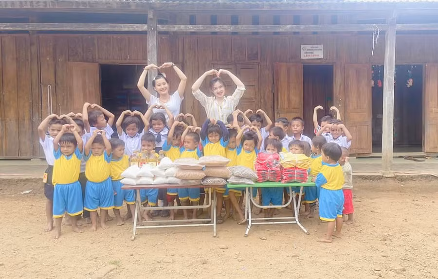 Niềm vui của học sinh điểm trường Lăng Lương trong ngày tựu trường khi nhận được quà của một nhà hảo tâm ở Đà Nẵng gửi tặng.