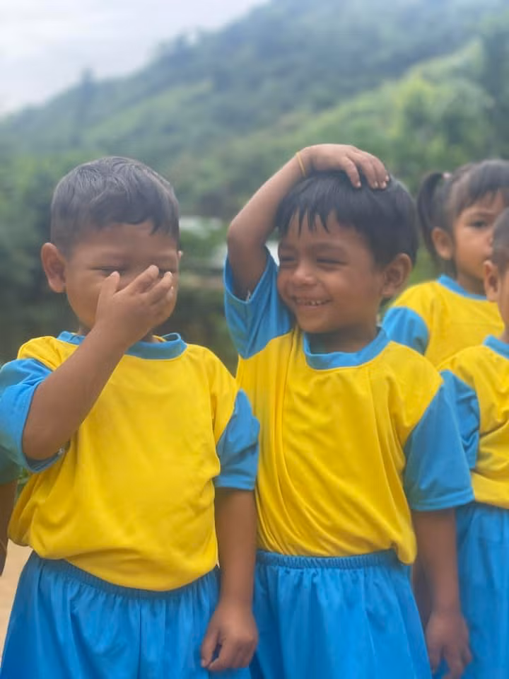 Các bé mẫu giáo ở điểm trường Lăng Lương trong ngày tựu trường.