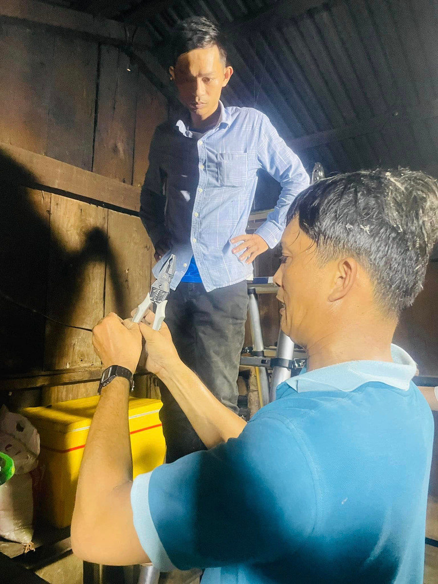 Thầy Hiệu trưởng Lê Huy Phương cùng các thầy giáo Trường PTDTBT Tiểu học Trà Tập tranh thủ làm hệ thống điện tại điểm trường Lăng Lương kịp trước ngày học sinh tựu trường. Thầy Hiệu trưởng Lê Huy Phương cùng các thầy giáo Trường PTDTBT Tiểu học Trà Tập tranh thủ làm hệ thống điện tại điểm trường Lăng Lương kịp trước ngày học sinh tựu trường.