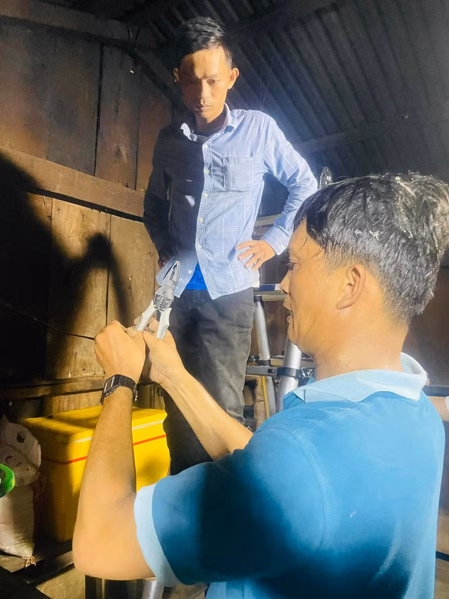 Thầy Hiệu trưởng Lê Huy Phương cùng các thầy giáo Trường PTDTBT Tiểu học Trà Tập tranh thủ làm hệ thống điện tại điểm trường Lăng Lương kịp trước ngày học sinh tựu trường.